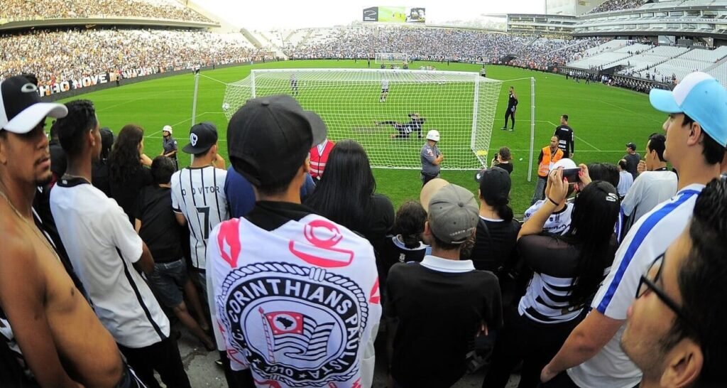 Fiel torcida corinthiana em treino aberto (1)